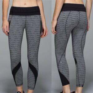 Lululemon Speed Tight II Textured Wave Black Silver Spoon  Size 4
